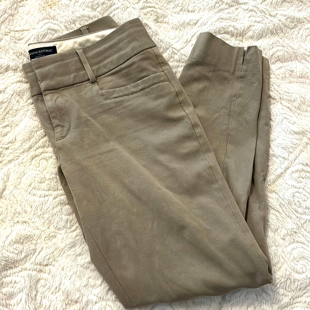 Banana republic Jackson fit khaki crop pants , size 4